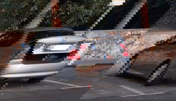 Összkomfortos csomagtartó, all inclusive raktér: autókban és a földön is alszanak a turisták a román tengerparton