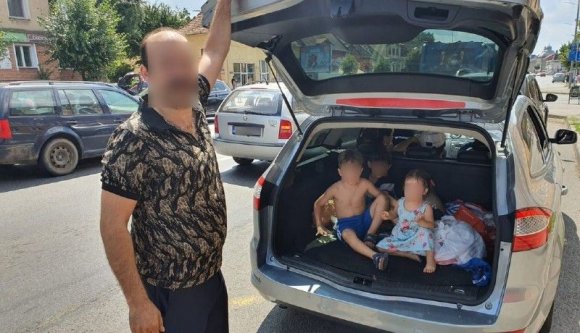 És csodálkozunk, ha annyi a sok sérülttel járó baleset? Ez a férfi például a csomagtartóba „pakolt” három gyereket