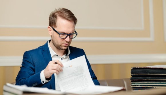 33 városházi alkalmazott perel, mert Fritz túl messzire ment az organogram átszabásával