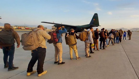 Hazaérkeztek az Afganisztánból kimenekült román állampolgárok