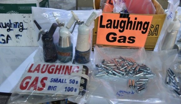 Szörnyülködnek a hatóságok: kéjgázzal pörgetik fel magukat a román tengerparton csapató fiatalok