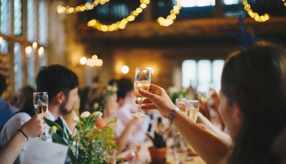 Kezdődik a szezon? Bazi nagy román lagzira csaptak le a rendőrök, mert ugye van valami járvány…