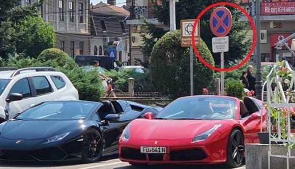 Ha hazalátogatunk Nyugatról a csilivili luxusautóinkkal, hol máshol parkolhatnánk, mint a rendőrségnek fenntartott parkolóhelyek