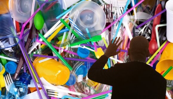 Ennyi volt: búcsúzunk az egyszer használatos műanyag tányéroktól, poharaktól, szívószálaktól