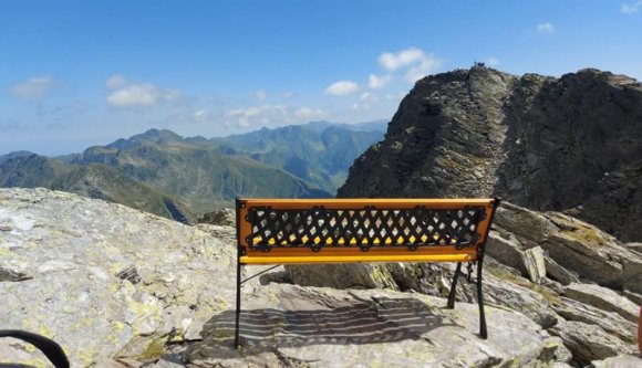 Fogták magukat, és felvittek egy padot a hegyre, hogy legyen min pihenni. Nem volt jó ötlet…