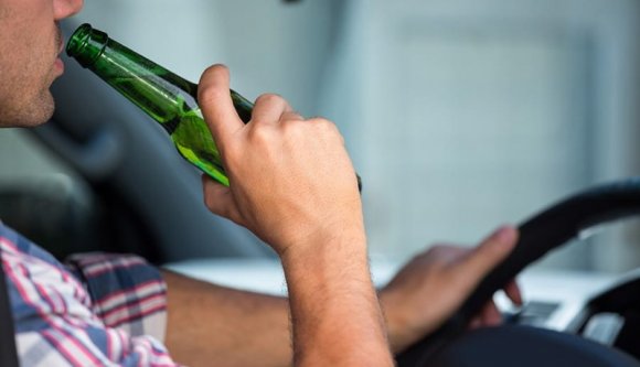 Sofőr a rendőrnek: annyi kanyar van a romániai utakon, muszáj innom vezetés közben