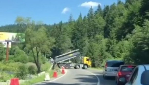 Kocsisorok várakoztak az ország legforgalmasabb útszakaszán, mert valakik épp szemetet ürítettek a folyóba (VIDEÓval)