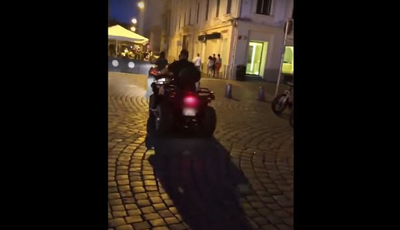 Hol lehet igazán jól quadozni egy városban? Hát persze, a központi sétálóövezetben! (VIDEÓval)