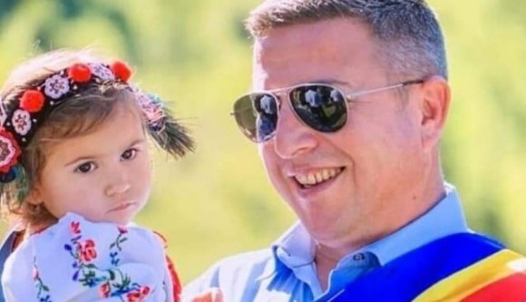 A meztelen kislányát megalázó polgármester már nem polgármester