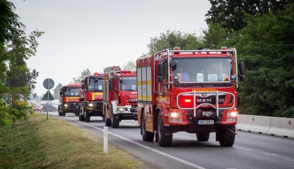 Ez azért szép gesztus: több mint száz román tűzoltó segít a görög erdőtüzek oltásában