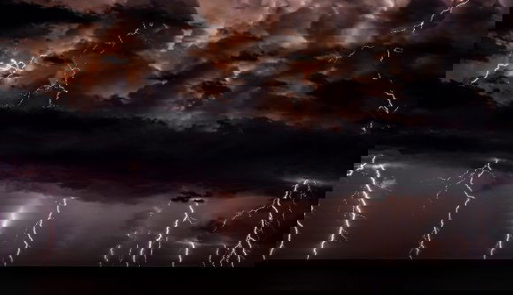 Csukja be az ablakot, kösse a tuját a kapuhoz, engedje be a kutyát, mert megint vihar lesz!