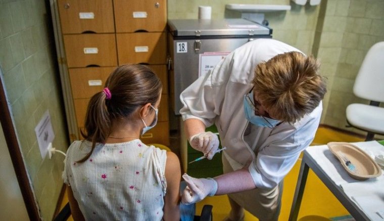 Mobil oltóegységek várják a diákokat az iskolákban, ha elég szülő akarja beoltatni a gyerekét