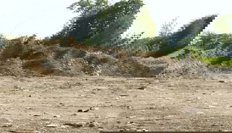 Csak a szemetet akarta elhordani, az árvízvédelmi töltést is sikerült