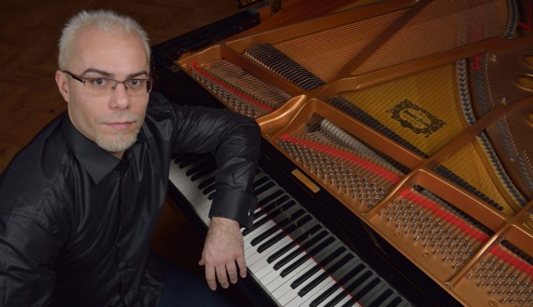 Egy váradi zongorista eldöntötte, hogy ő bizony öt és fél napon keresztül fog zongorázni
