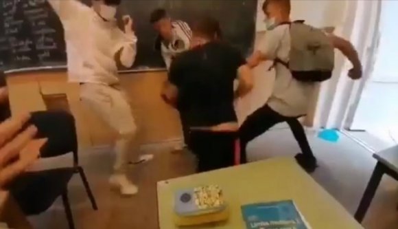 Agyba-főbe rugdostak egy 14 éves srácot az osztálytársak, mert nem akarta becsukni az ajtót (VIDEÓval)