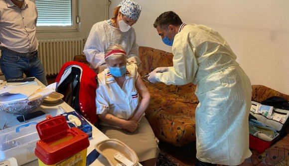 Egyik oltást a jobb karba, a másikat a balba: egyszerre is megkapható a Covid és az influenza elleni vakcina