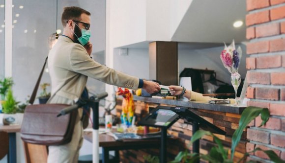 Úgy néz ki, csak a beoltottak járhatnak majd vendéglőbe, kávézóba, színházba