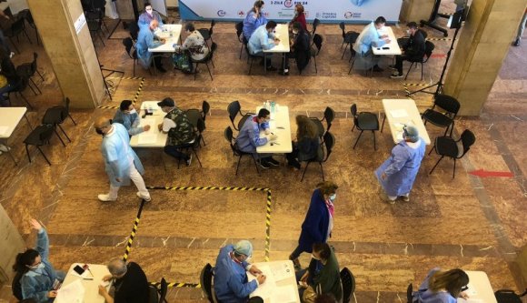 Nagy tételben állított ki hamis oltásigazolásokat két városházi alkalmazott