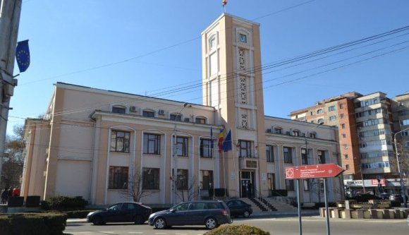 Nagyon Románia: az iskola tetejének kijavítására nincs elég pénze az önkormányzatnak, hangvezérléses kávéfőzőre viszont van