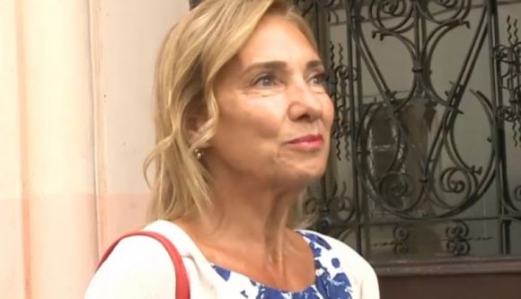 Carmen Iohannis angoltanárnő egy 1300 eurós táskát villantott a tanévnyitón