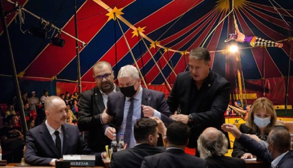 Unja a kormányválságot? Nézzen ordenáré parlamenti cirkuszt! (VIDEÓval)