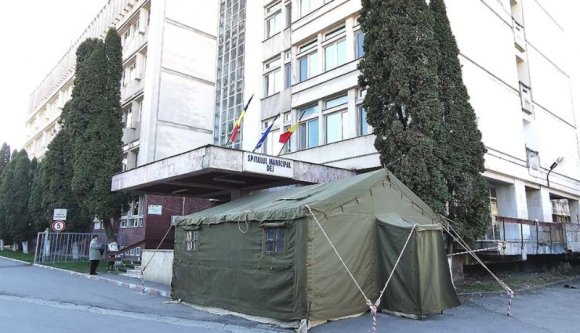 Premier: nem engedi az oltatlan személyzetet a koronások közelébe egy kórházigazgató