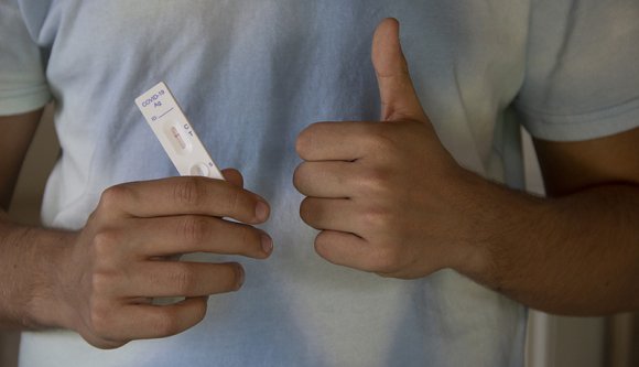 Covid-mentességet igazoló Untold-karkötőket árult egy nő