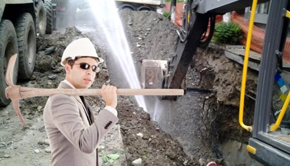 Egyetlen csákányvágással víz nélkül hagyta a fél várost egy brassói építőmunkás (VIDEÓval)