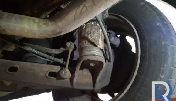 Ilyent még nemigen látott: fadarabbal pótolták egy Mercedes hiányzó alkatrészét