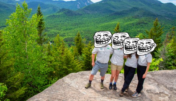 Egy dühös ember kiakadt, hogy miért nincs kivilágítva az ösvény a Királykő-hegységben