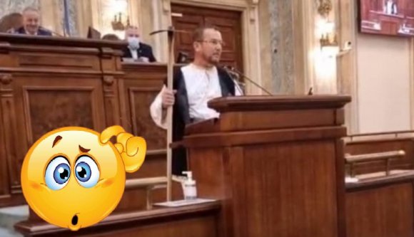 Románia, 2021: kapával a kezében tartott beszédet a parlamentben egy PSD-s képviselő
