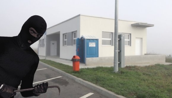 Ez is Románia: egyetlen nap alatt, darabonként lopták szét a frissen átadott útszéli közvécét