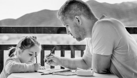 A jelenléti oktatás látványos csődje után a szülők ismét kérhetnek fizetett gyerekfelügyeleti szabadságot