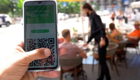 Készítse az oltási igazolását, mert hétfőtől a moziban, a kávézóban is kérhetik, ha be akar menni