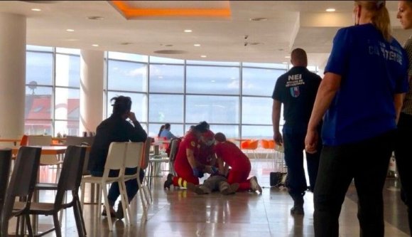 Egy férfinak torkán akadt az étel, megfulladt – a környezetében levők közben lelkesen filmezték a telefonjaikkal