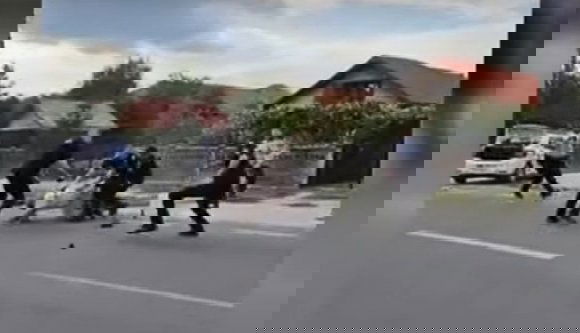 A kérdés vicces, a sztori nem: Hány rendőr szerel le egy bottal hadonászó embert? (VIDEÓval)