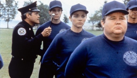 Az előzetes képzés hiánya nem, a tetoválás kizáró ok, ha valaki rendőr akar lenni