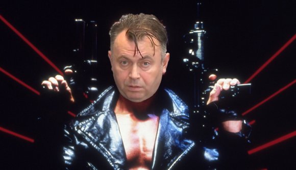 Nahát! Nézzék csak, ki tér vissza kovidhelyzetet orvosolni!