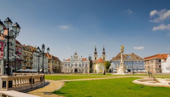 Dühösek a kormányra Temesváron, amiért az egymásnak ellentmondó rendelkezések az oltottakat is büntetik