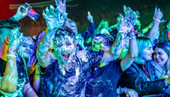 Az untoldozók úgy lerongyolták a Kolozsvár Arénát, hogy Dorelék AZ ÖSSZES V33-ast megisszák, mire összetoldozzák valahogy