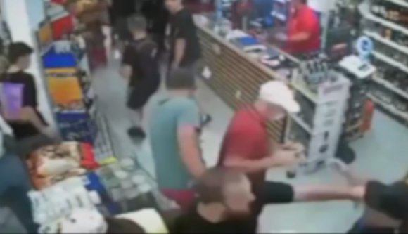 Szétvertek egy üzletet a Steaua szurkolói Kolozs megyében (VIDEÓval)