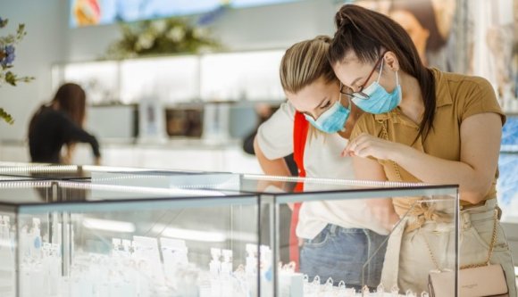 Akkor még egyszer: kik mehetnek plázázni? Mi a helyzet a magániskolákkal? Hogy intézzen közügyeket egy oltatlan?