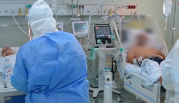 Nem sokkal a halála előtt vallotta be az orvosoknak egy fiatal férfi, hogy hamis az oltáspapírja