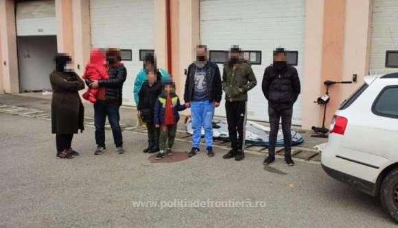 Öt gyerekkel, gumicsónakon szökött át Romániába két afgán család a Dunán