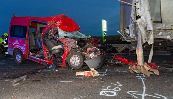 Öten haltak meg, amikor egy Hargita megyei kisbusz Magyarországon balesetezett