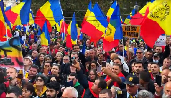 Ha nem lenne elég a járványrekord-sorozat, itt egy jó kis korlátozás-ellenes tüntetés is (FOTÓKkal)