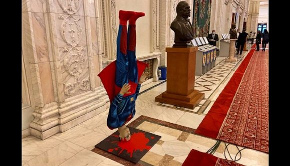 A Cîțu-kormány megbuktatási kísérletének napján megérkezett Superman is a parlamentbe
