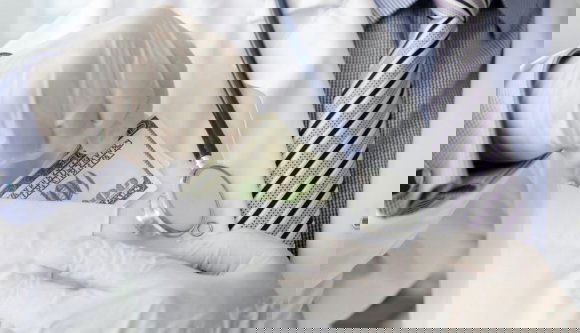 Elképesztő mennyiségű cigit, alkoholt és pénzt foglaltak le ortopéd szakorvosoktól