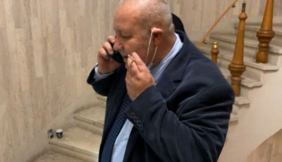 Attól, hogy tilos, egyes honatyák még mindig vidáman dohányoznak a parlamentben (VIDEÓval)