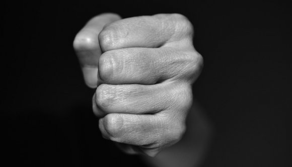 Úgy megverte biológia tanárnőjét egy kilencedikes diák, hogy több csontja is eltörött